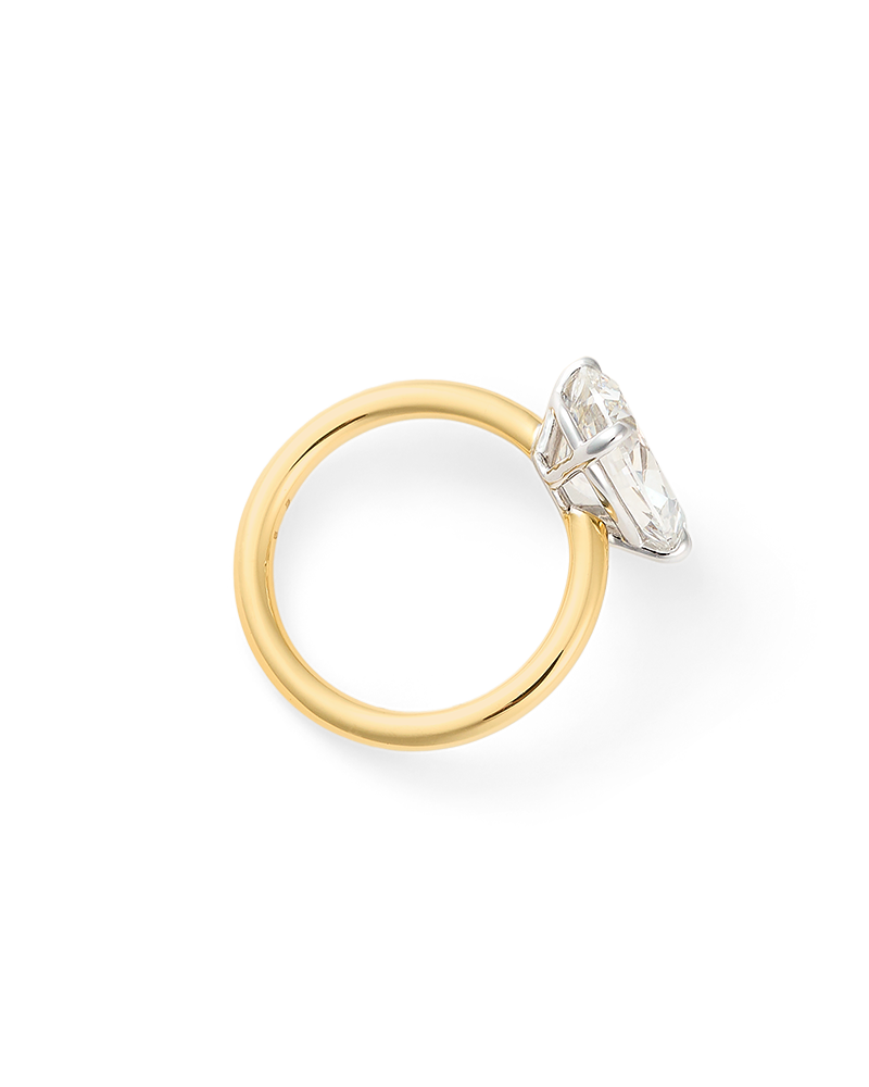 Frenezo_ring_yellow_gold_lying