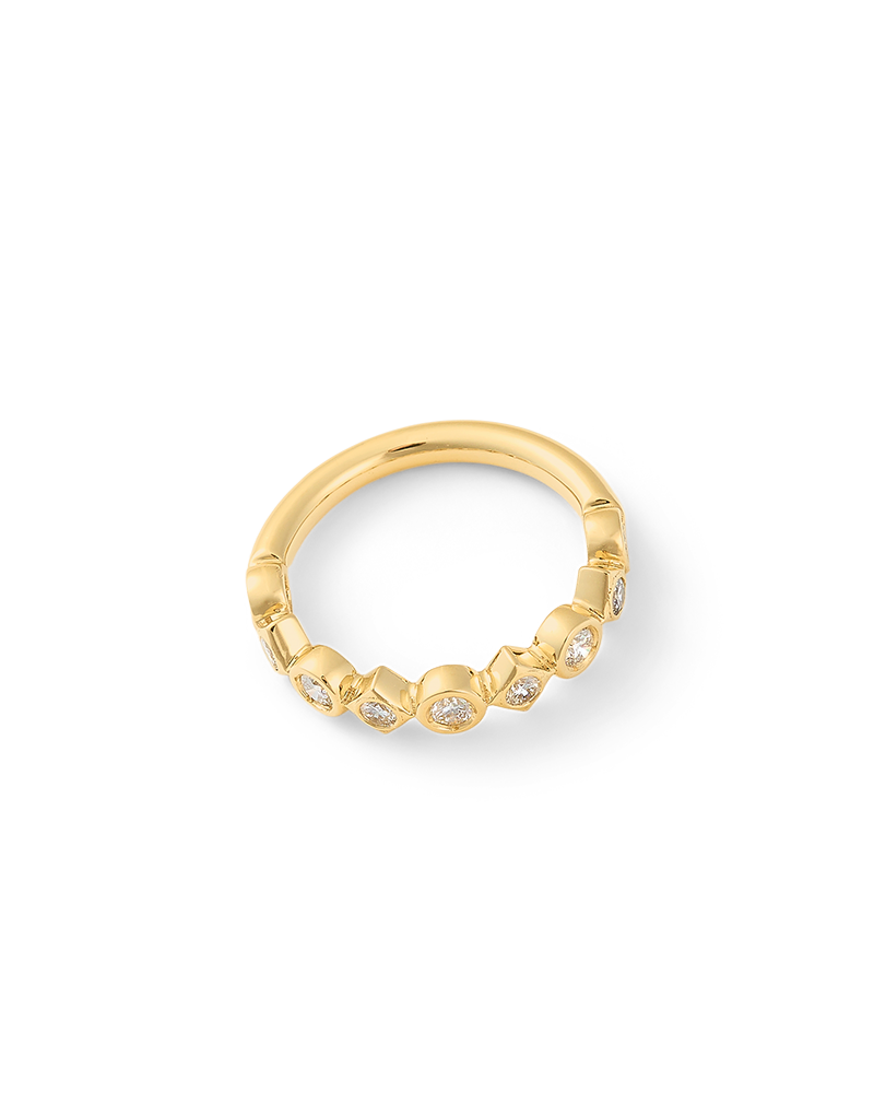 Vera_ring_yellow_gold_lying