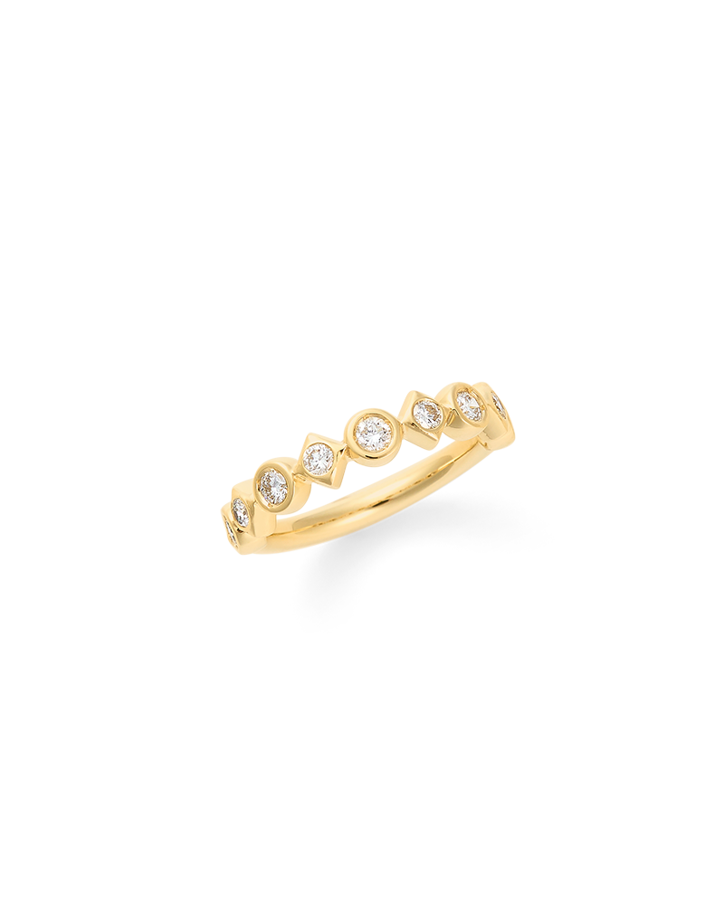 Vera_ring_yellow_gold_standing