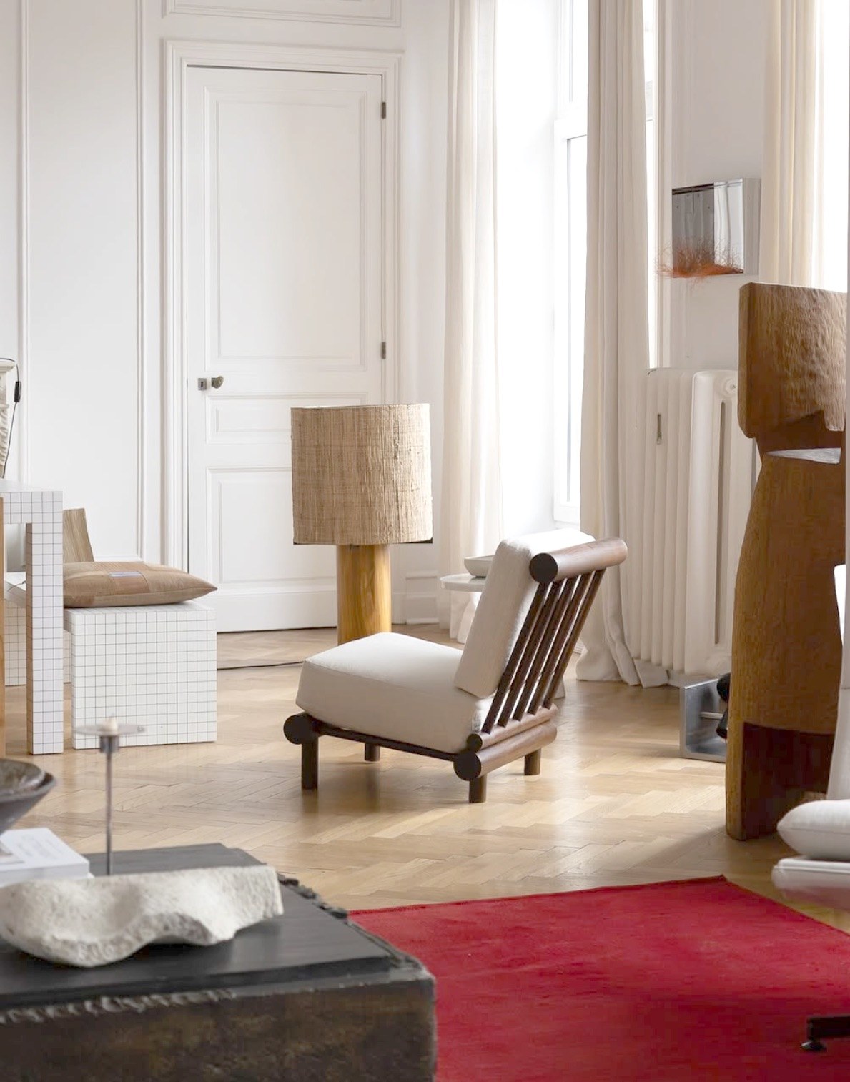 Intérieur du showroom daŭre place Brugmann à Bruxelles, moulures, parquet en point de Hongrie et mobilier design - collection daŭre