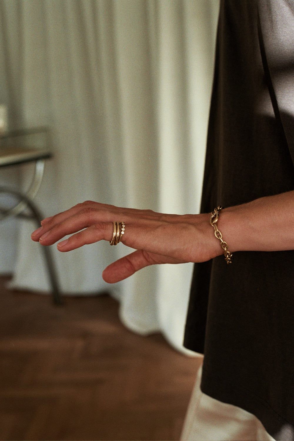 daure-linio-bold-double-Alianco-18k-recycled-gold-lab-grown-diamond-on-hand