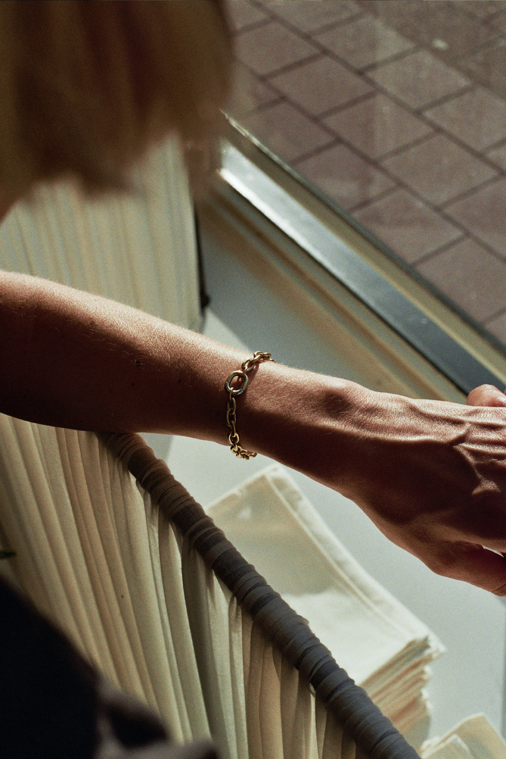 daure-linio-bold-koliero-bracelet-18k-recycled-gold-lab-grown-diamond-on-arm