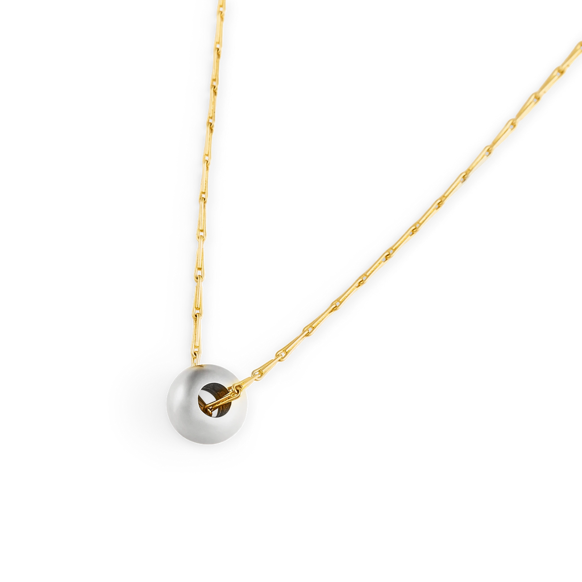 Close-up of the Pilko white gold ball pendant on a yellow gold Spiko chain - Daure collection