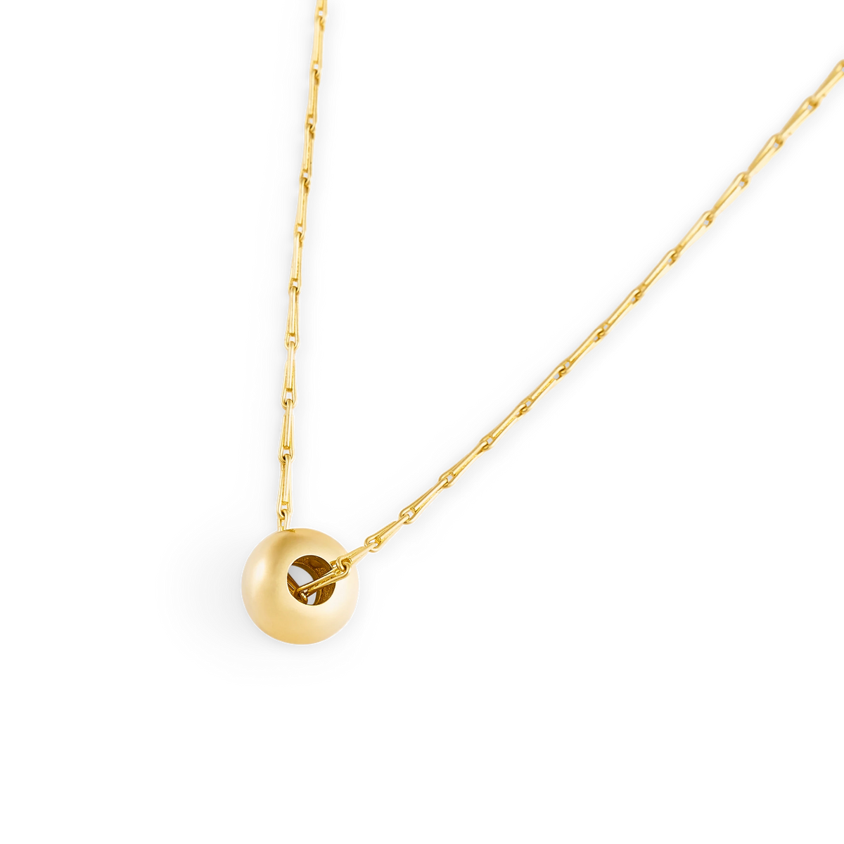 Close-up of the Pilko satin-finish yellow gold ball pendant on a Spiko chain - Daure collection