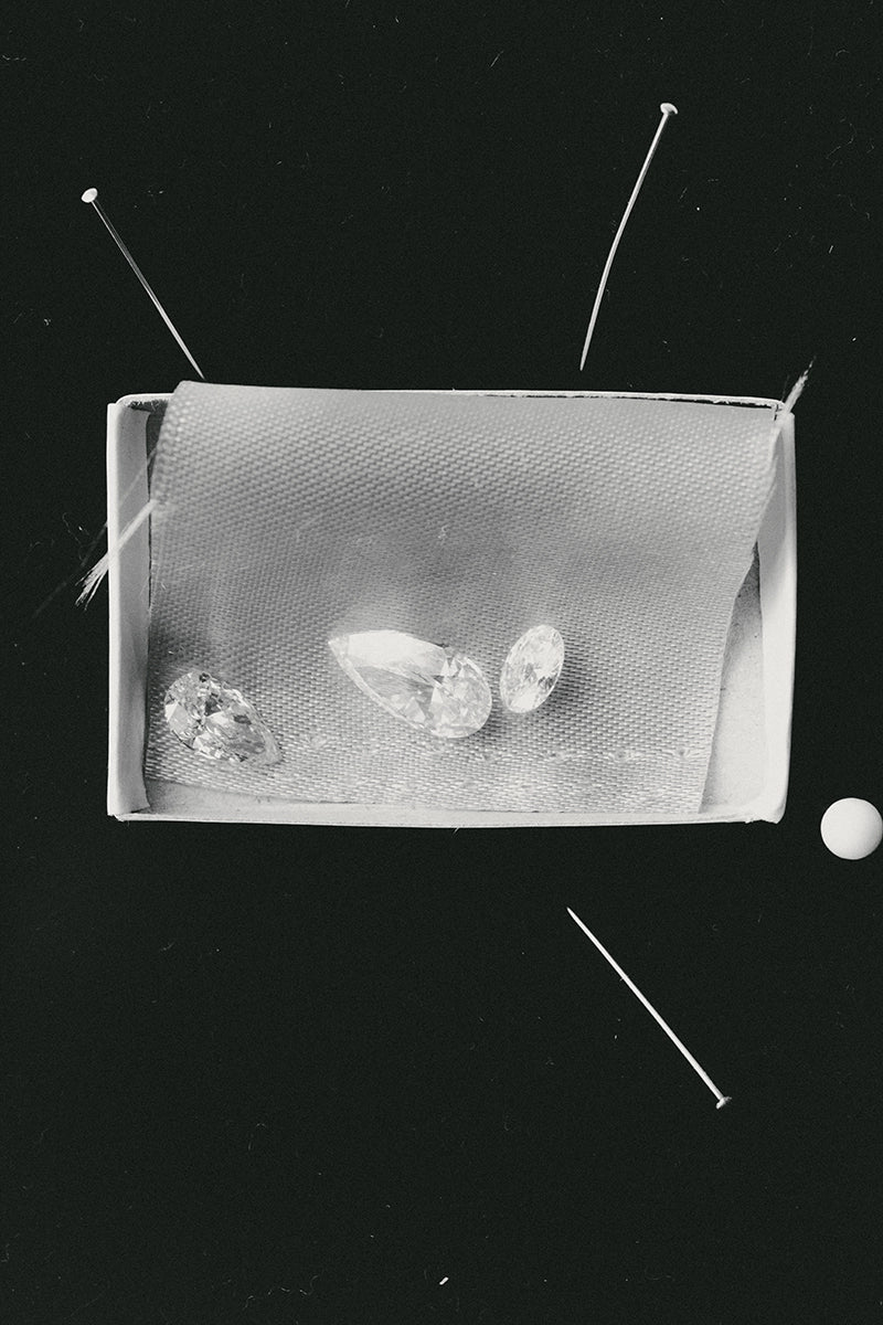 Three loose lab-grown diamonds, pear and oval cut, in a jeweller's box – daŭre
