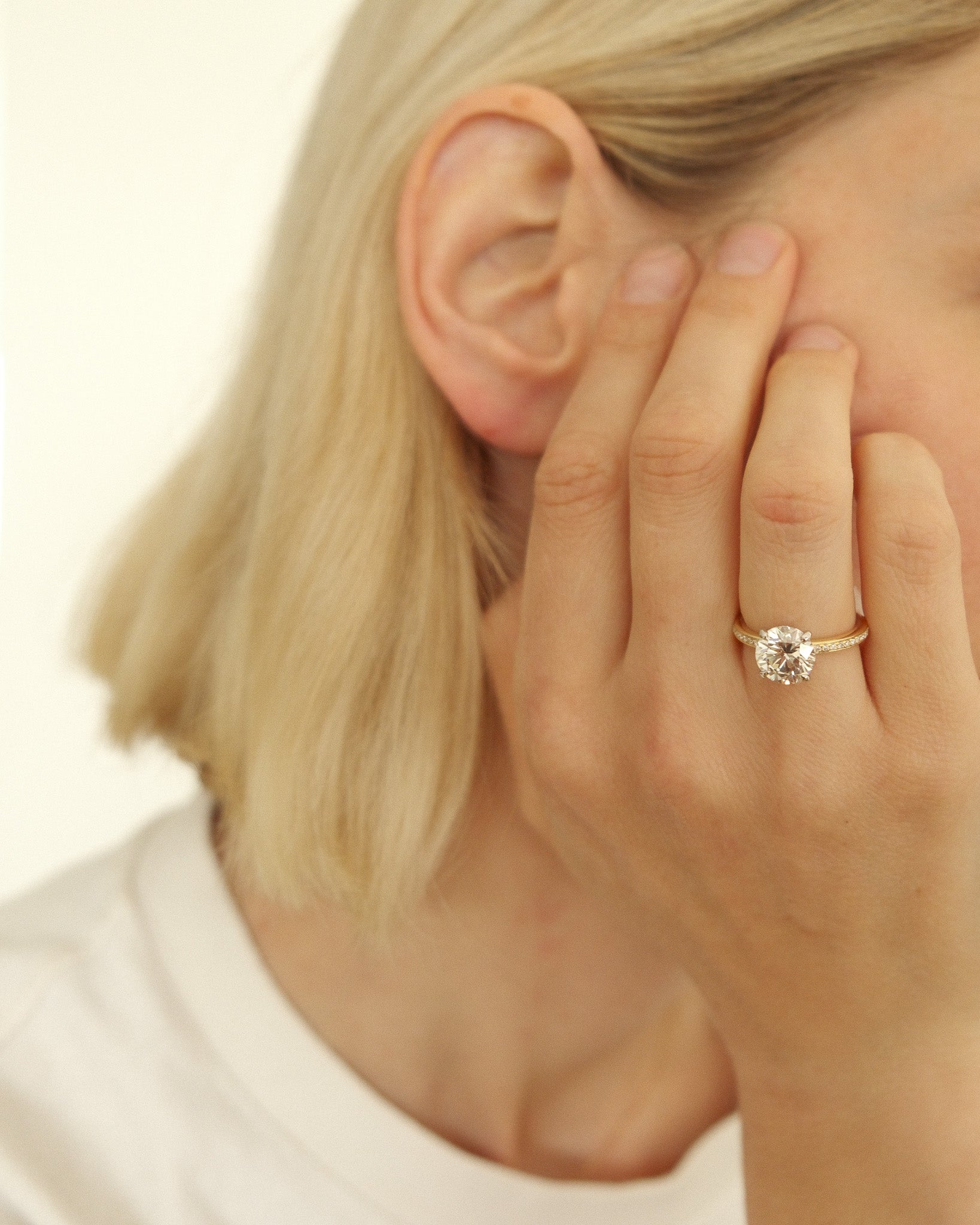 Ama_solitair_ring_yellow_gold