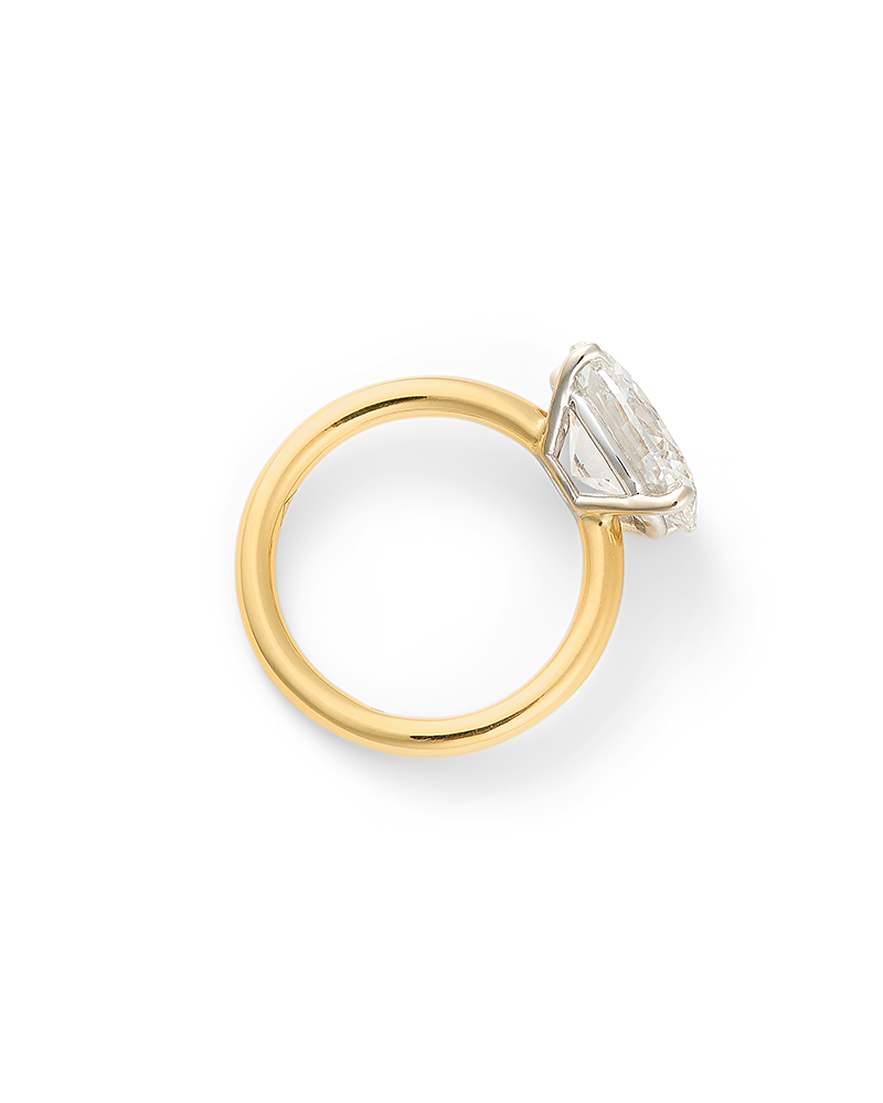 Delogo_ring_yellow_gold_lying