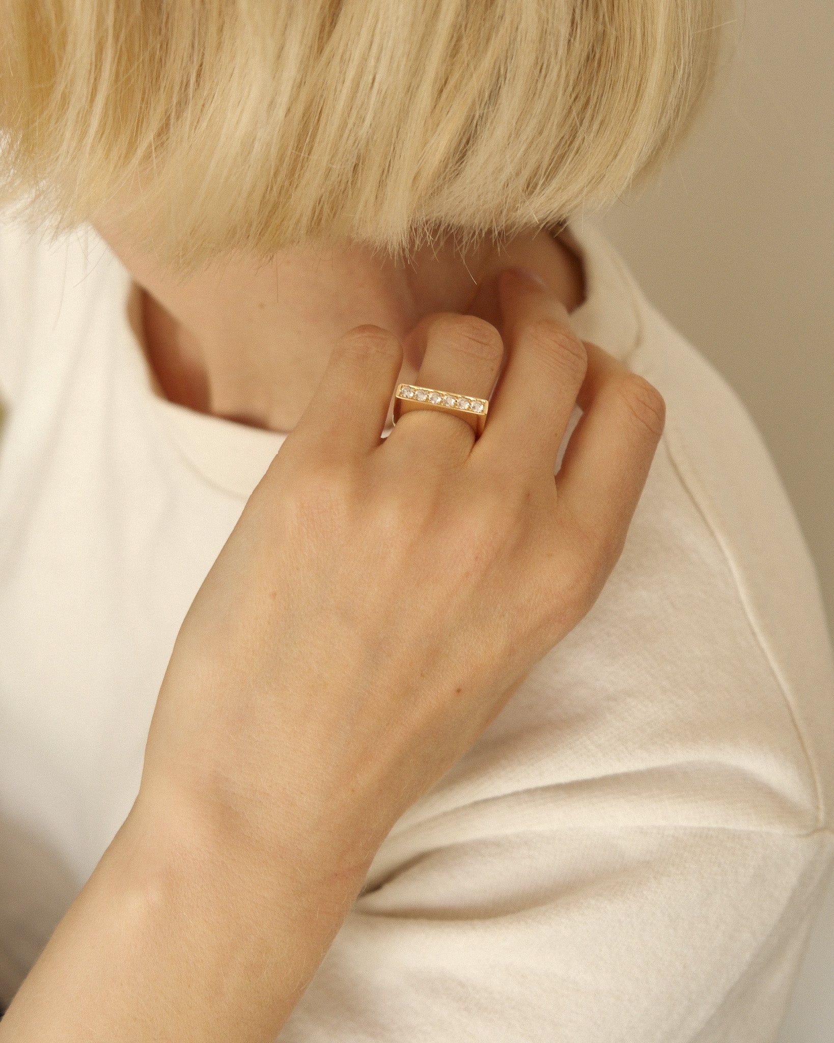 Linio_bold_ring_yellow_gold_worn