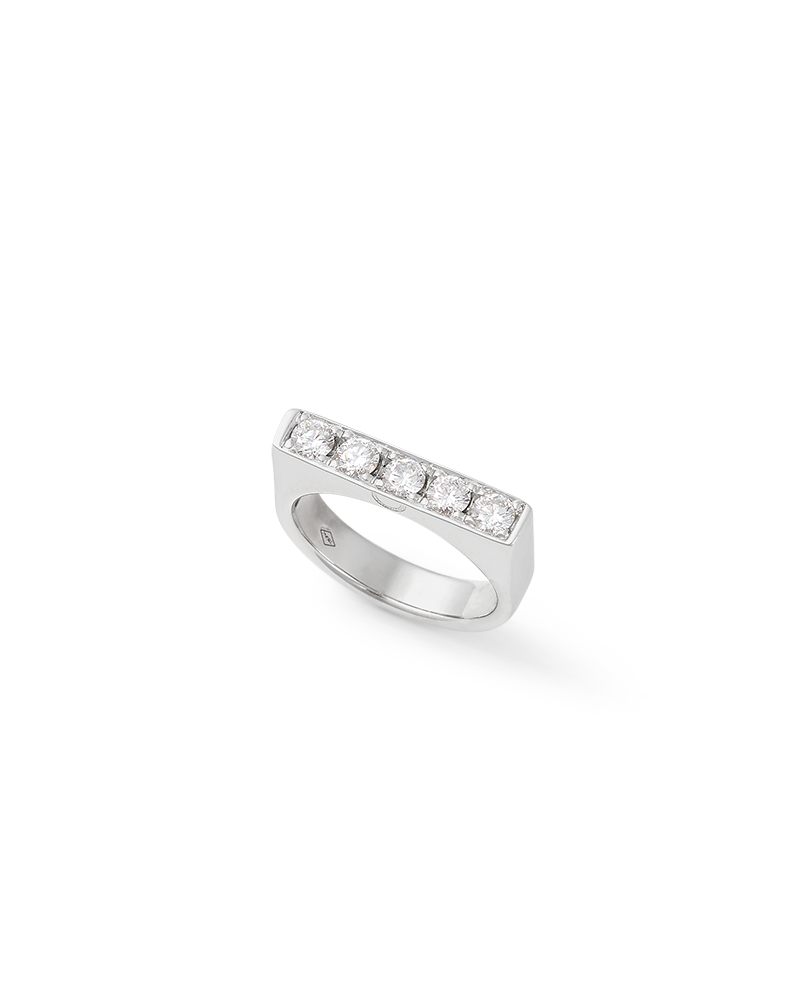 Linio_ring_bold_white_gold_standing