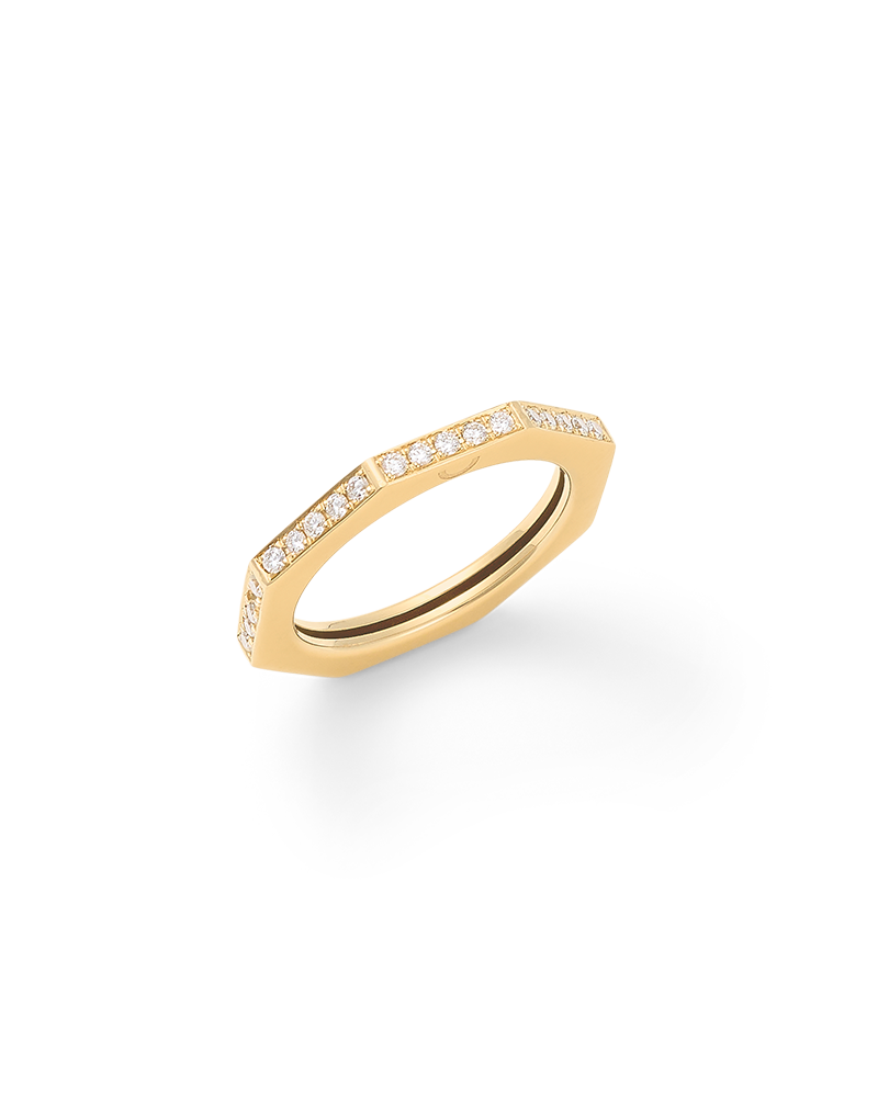 Oklatera_ring_slim_yellow_gold_standing