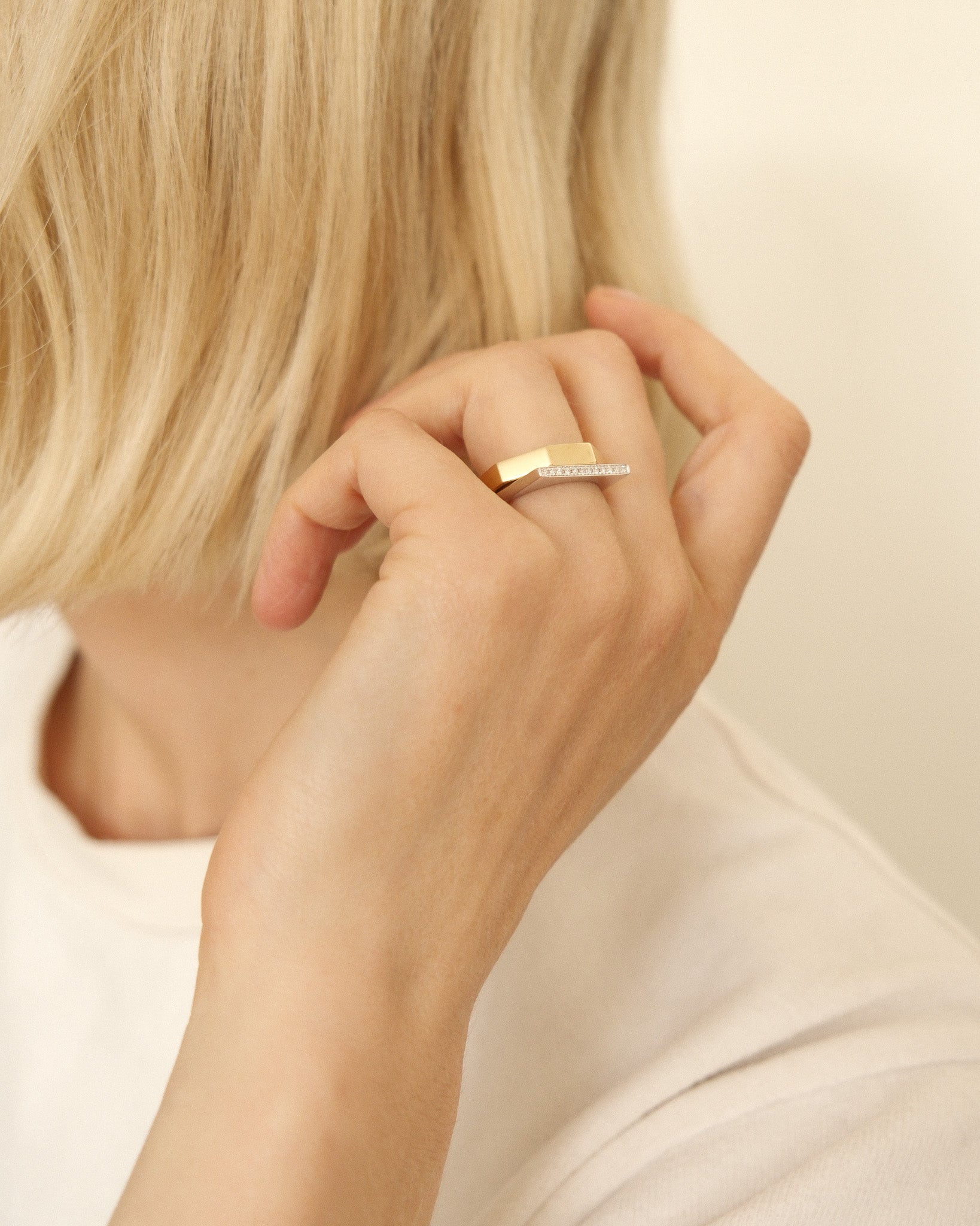 Oklatero_bold_yellow_gold_Linio_slim_white_gold_rings
