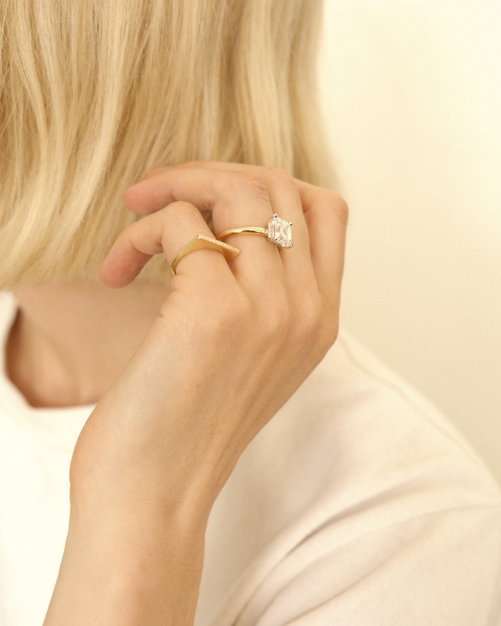 Pasio_solitair_ring_yellow_gold_Linio_slim_yellow_gold