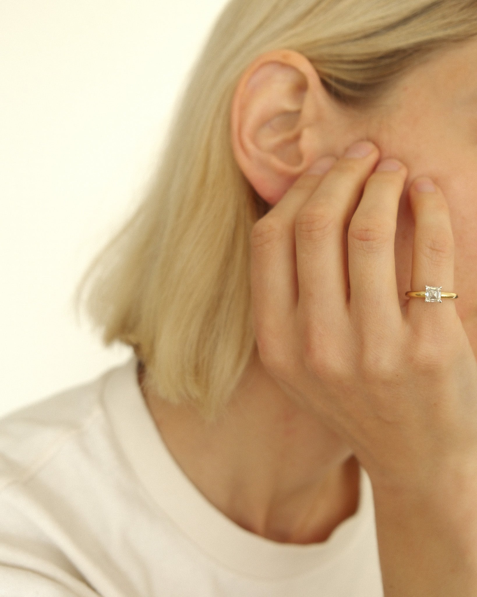 Pasio_solitair_ring_yellow_gold_worn_on_pinky_finger