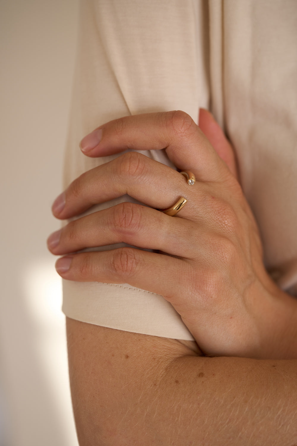 amuza-ring-18k-recycled-gold-lab-grown-diamond-on-hand