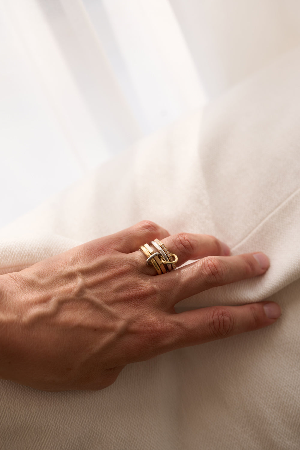 daure-Ligi-Ligo-Liga-ring-18k-recycled-gold-lab-grown-diamond-on-hand