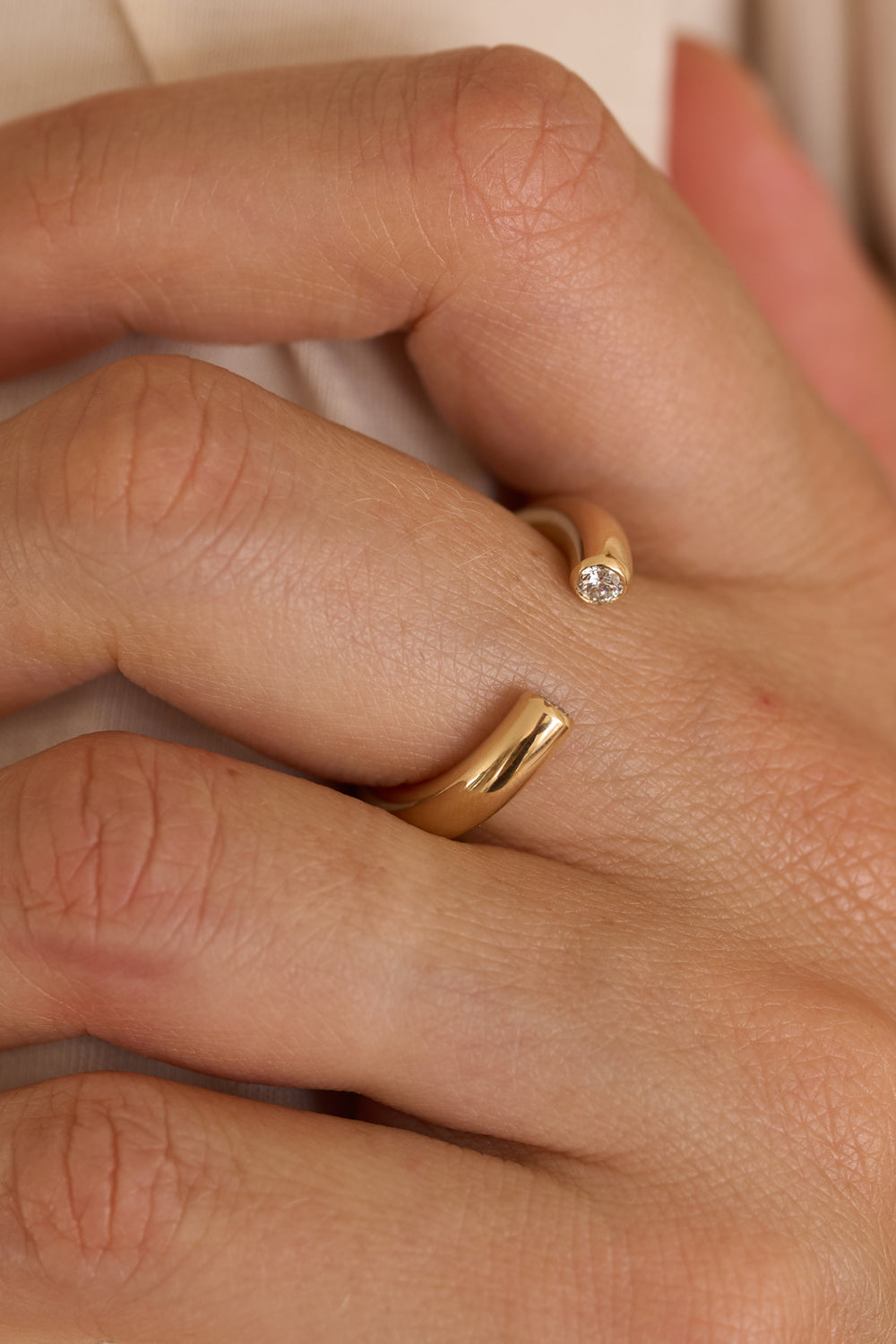 daure-amuza-ring-18k-recycled-gold-lab-grown-diamond-on-hand