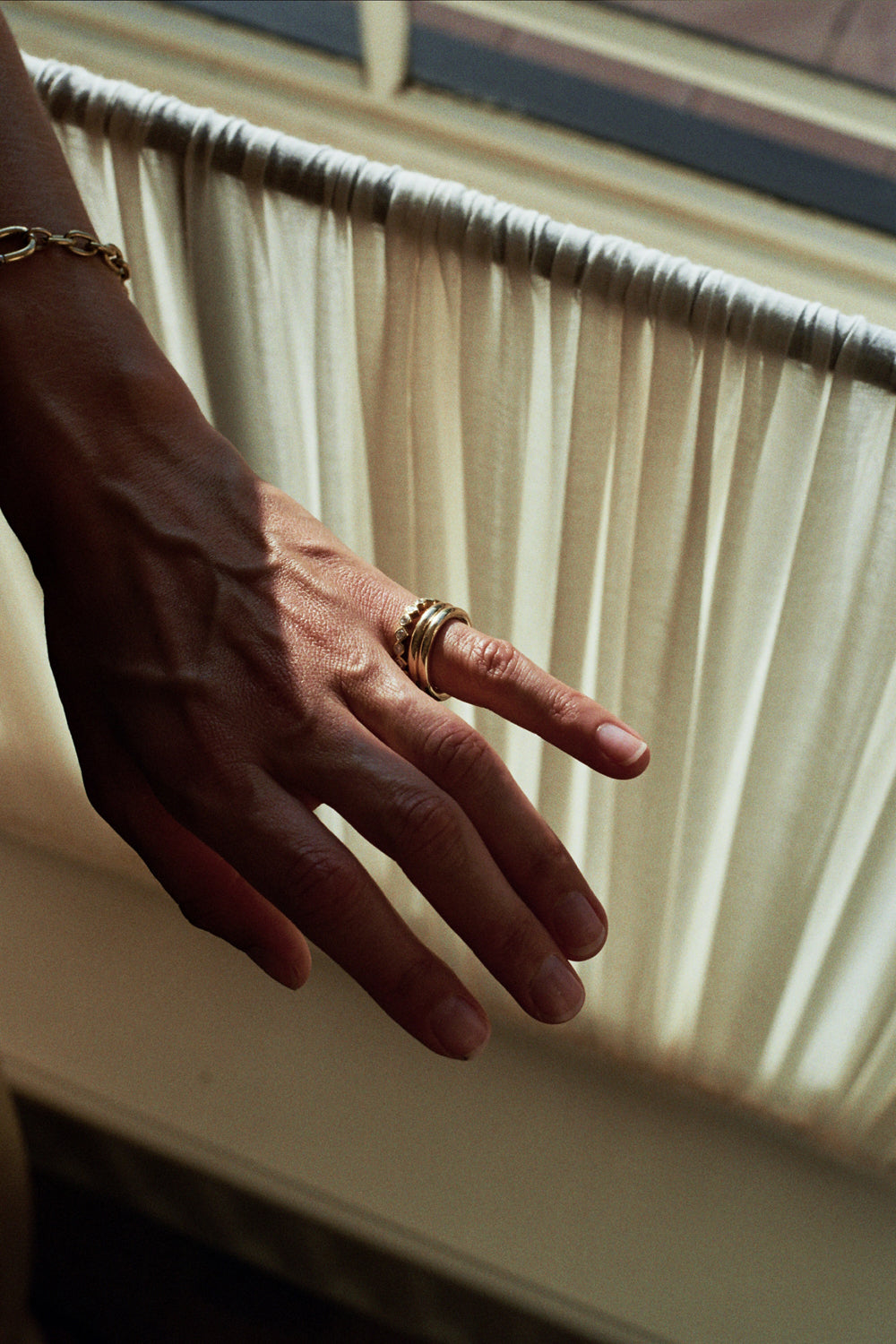 daure-linio-bold-Alianco-bold-slim-ring-18k-recycled-gold-lab-grown-diamond-on-hand