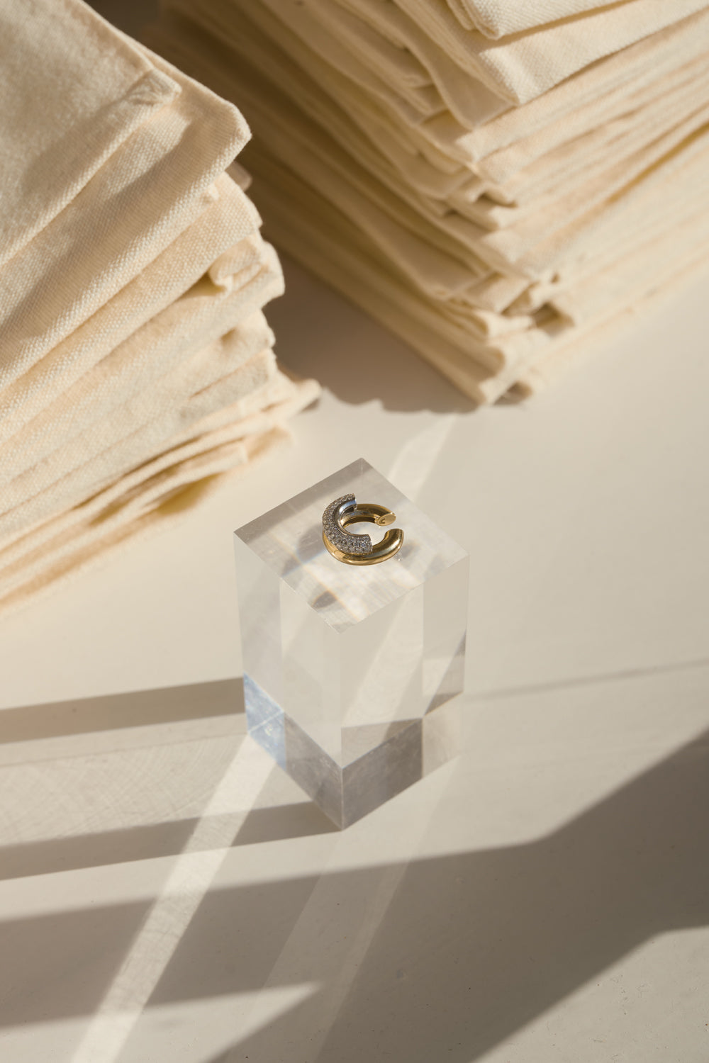 daure-linio-bold-earcuff-18k-recycled-gold-lab-grown-diamond-in-show_window