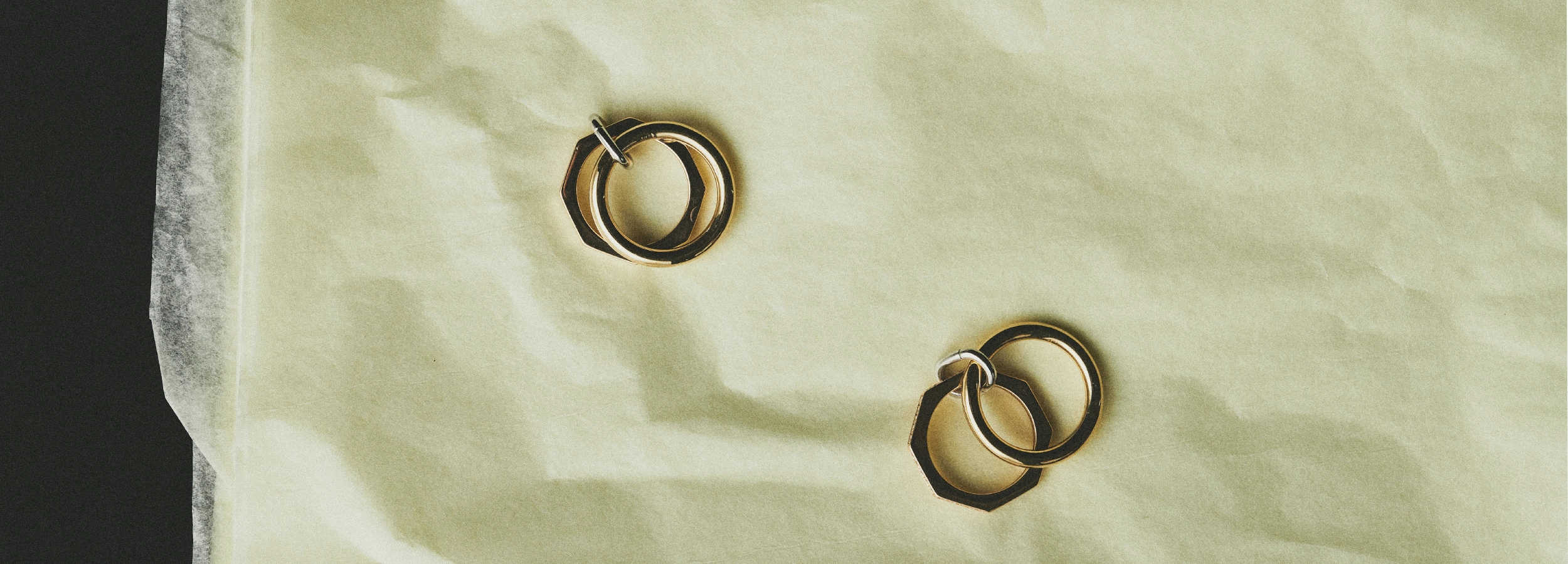 Women's interlocking double hoop earrings in yellow gold - Daure collection 2026