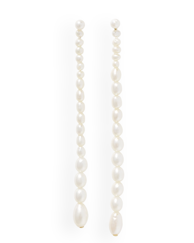 Pair of long linear drop earrings made of graduated white pearls, from a round pearl stud to an oval pearl tip, with yellow gold details – Daure collection